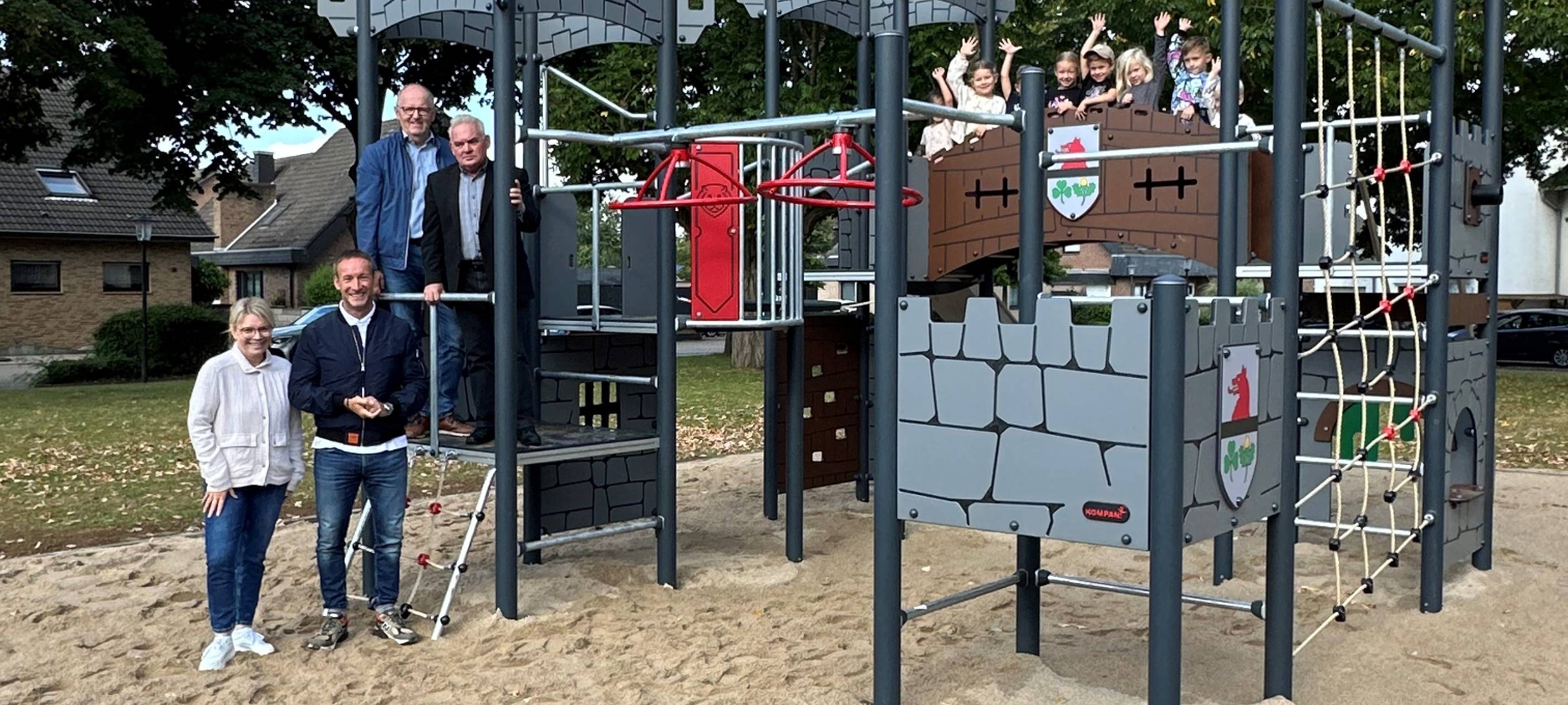 Große Burganlage: Neuer Spielplatz in Elsdorf eröffnet