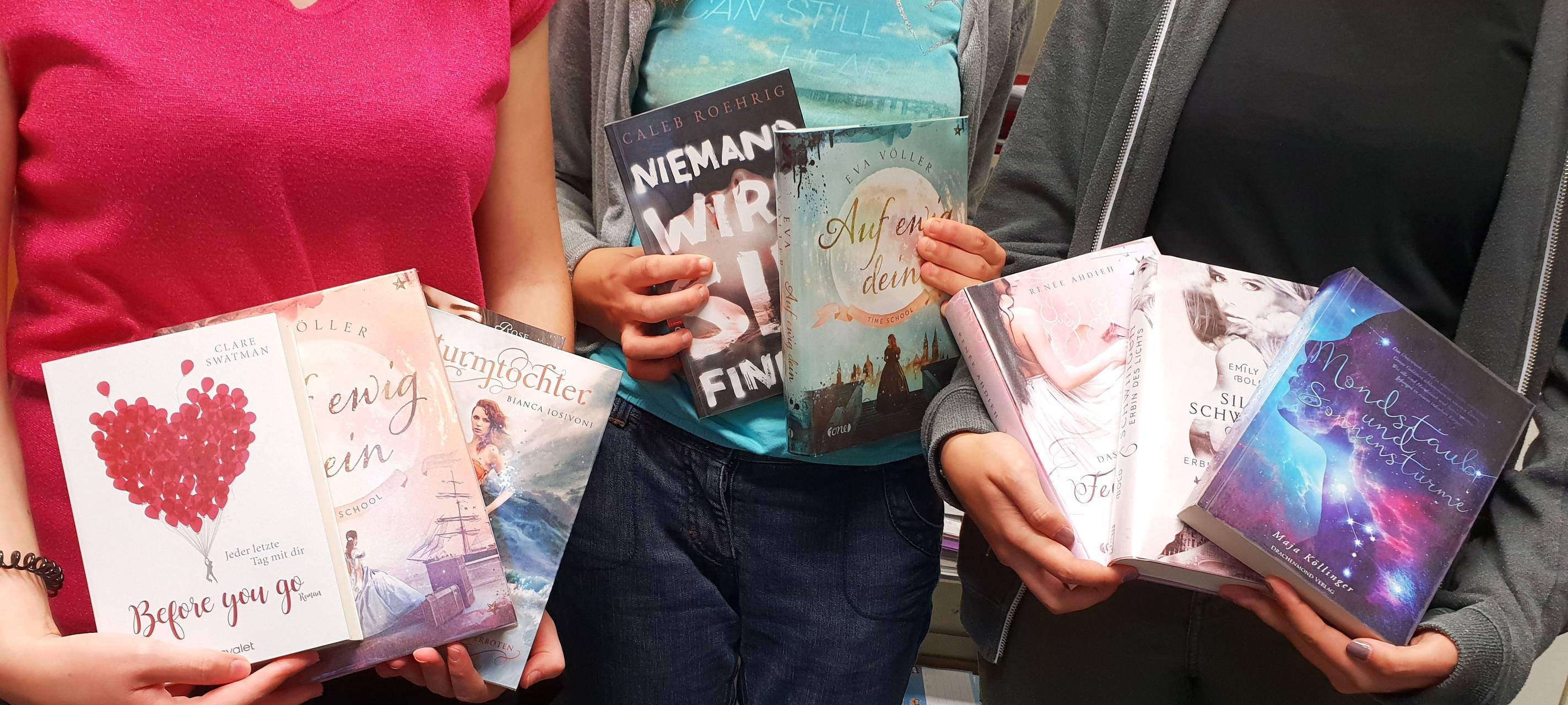 Jugendliche wählen Bücher für Brühler Bibliothek