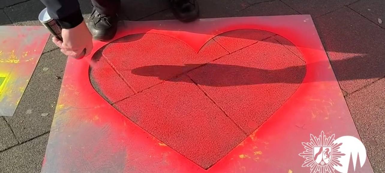 „Ampelrot heißt Stopp“: Herzensaktion am Barbarossaplatz