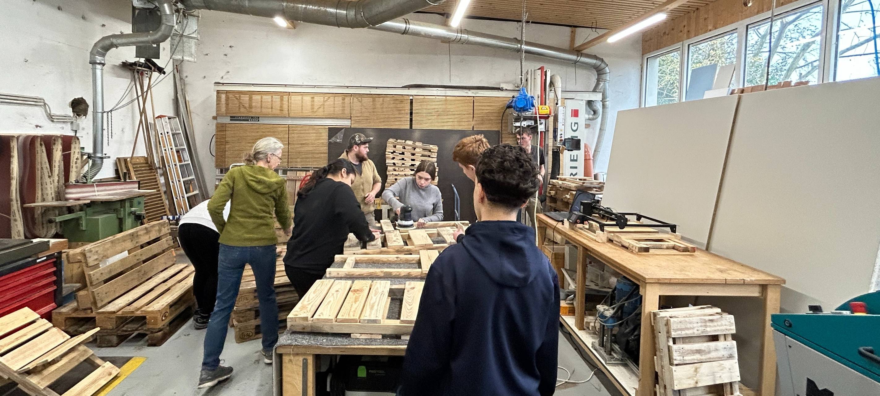 Schüler aus Bergheim-Thorr bauen Möbel aus Paletten