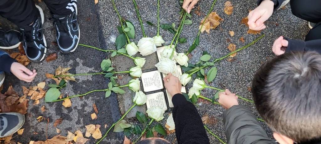 Bergheimer Schüler reinigen Stolpersteine jüdischer Familien