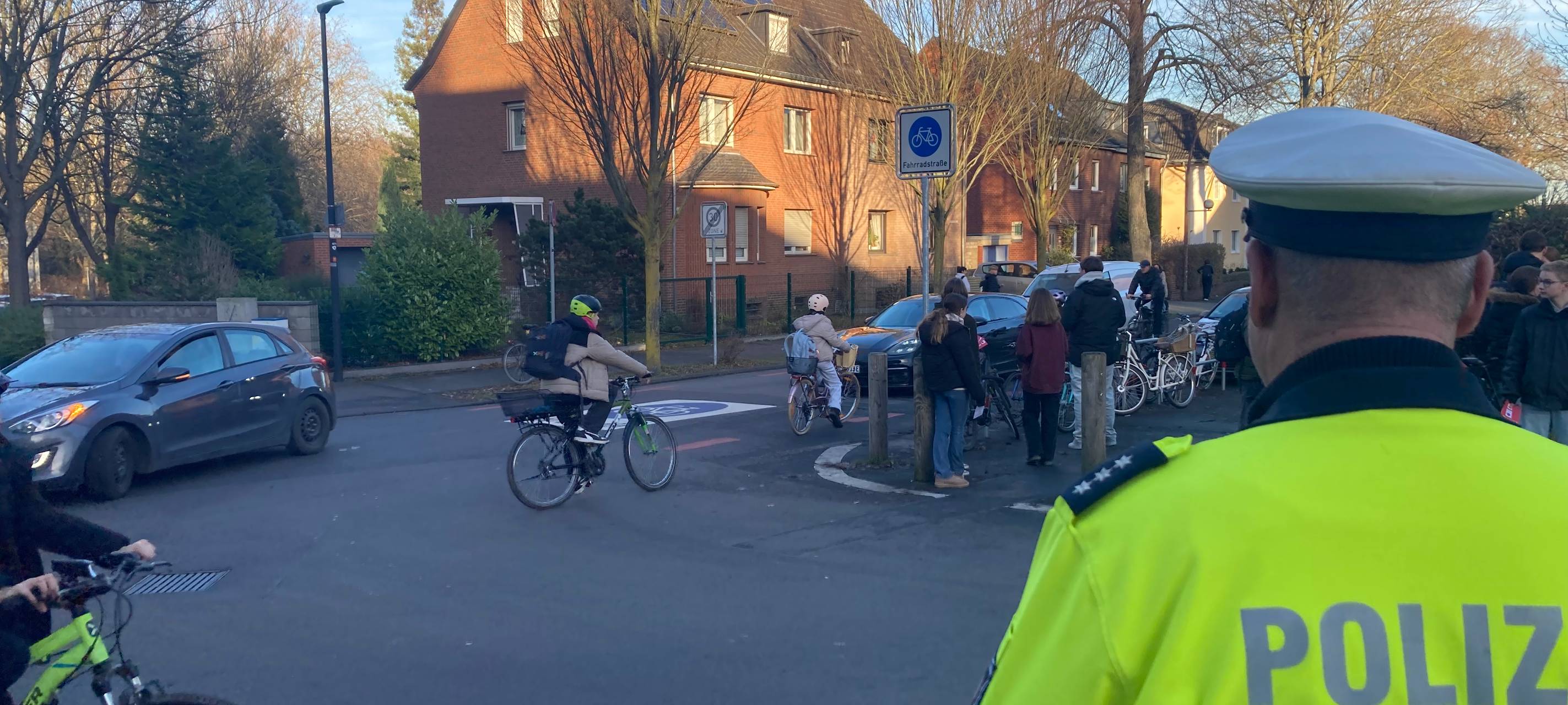 Hürther Schüler verteilen Denkzettel an Elterntaxis