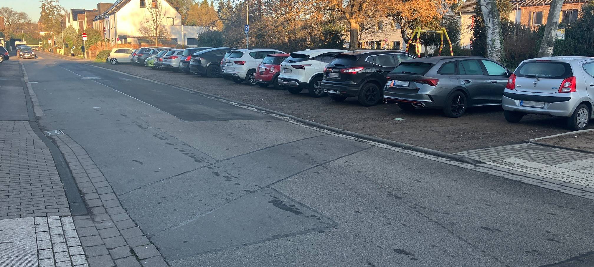 Hürth-Efferen: Parkplatz Overstolzenplatz erneuert