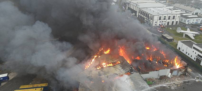 Großbrand in Hürth: Jetzt konnte Schaum eingesetzt werden