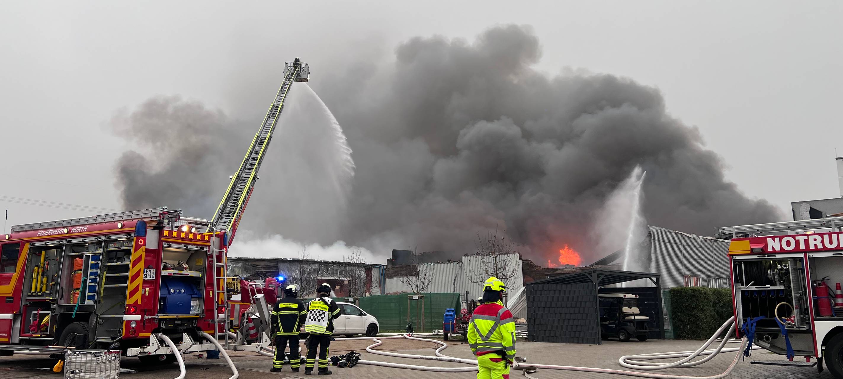 Großbrand in Hürth: Jetzt konnte Schaum eingesetzt werden