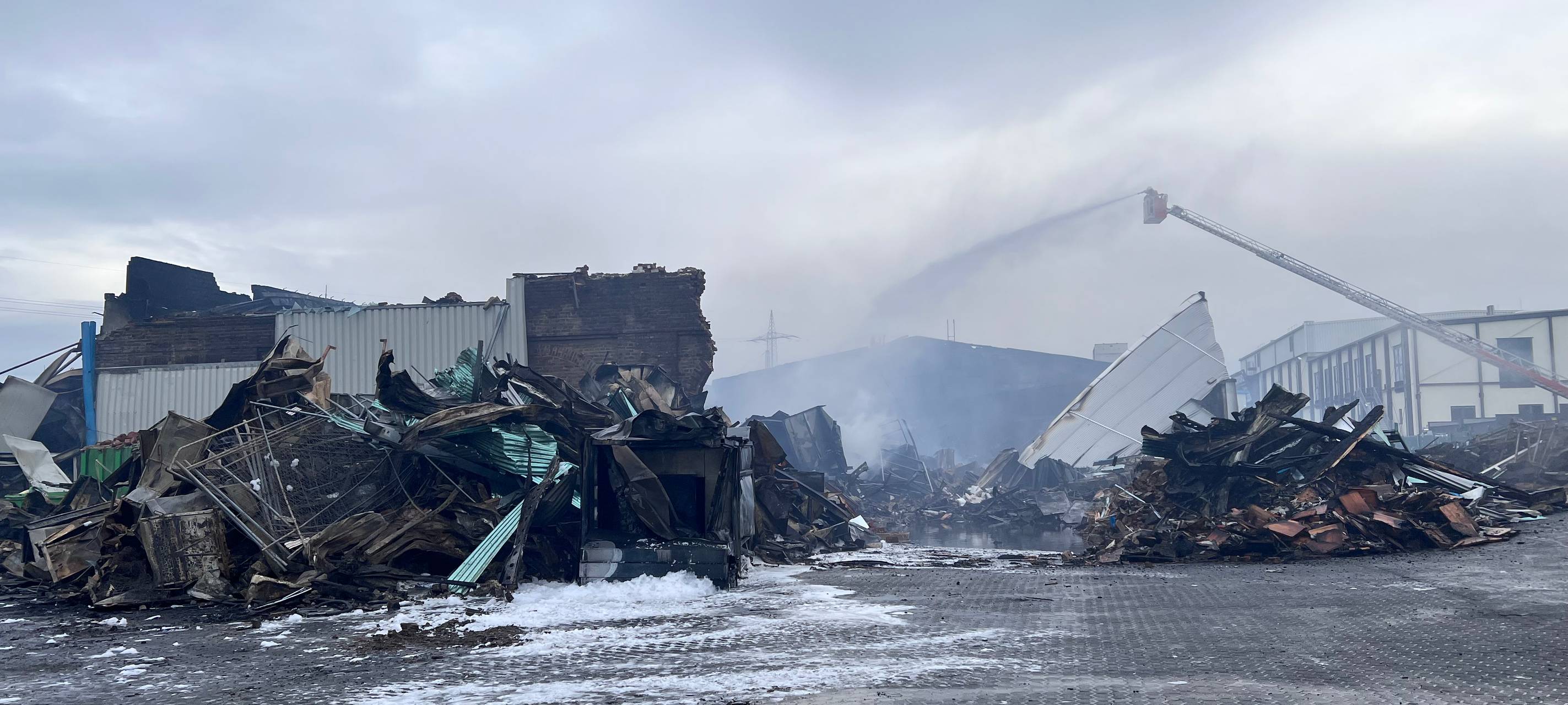 Hürth: Feuerwehr warnt vor Löschschaum-Flocken in Hermülheim