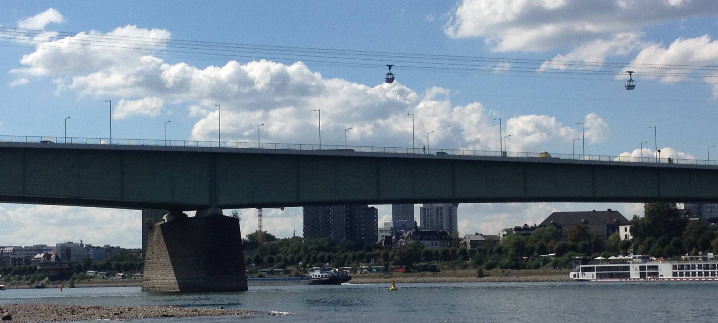 Frau aus dem Rhein bei Köln gerettet