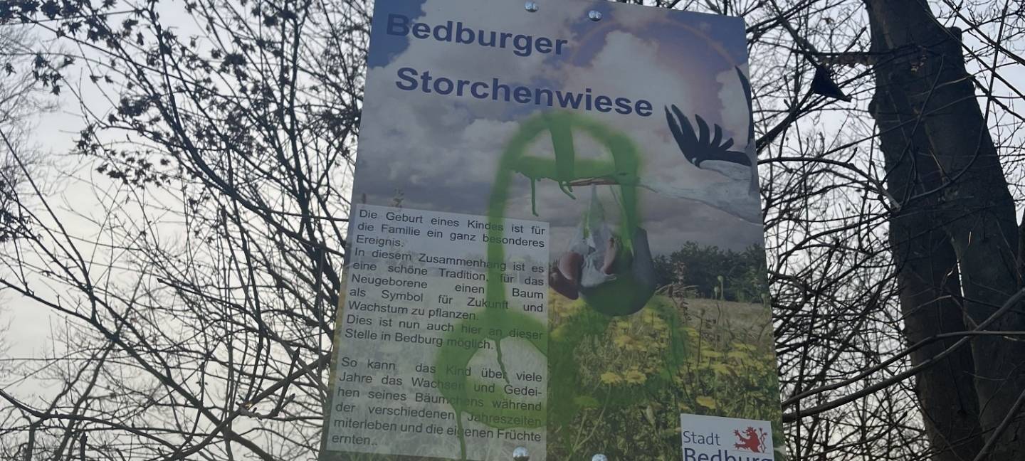 Schmierereien auf Bedburger Storchenwiese