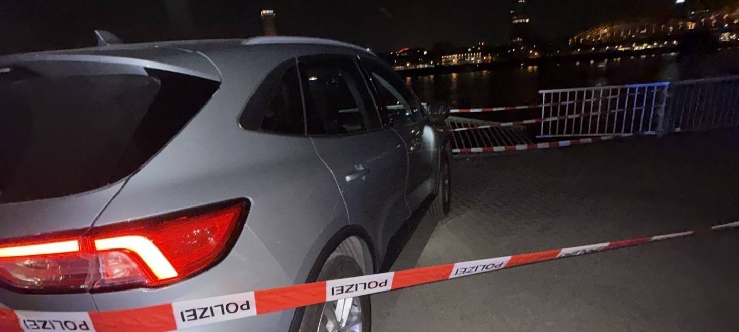 Auto landet in Köln im Rhein