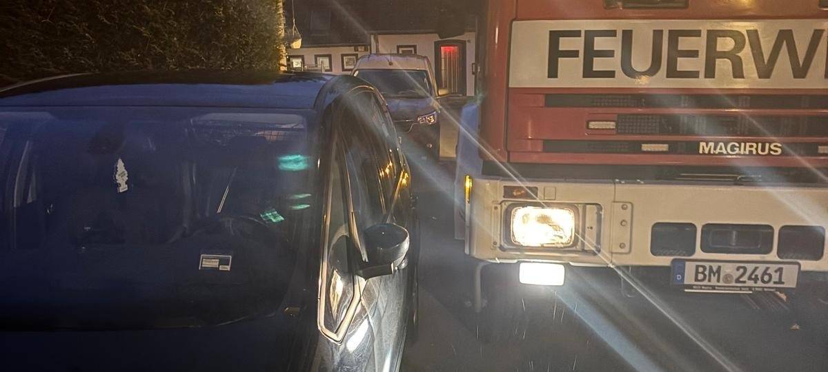 Autofahrer gefährden Arbeit der Feuerwehr Frechen