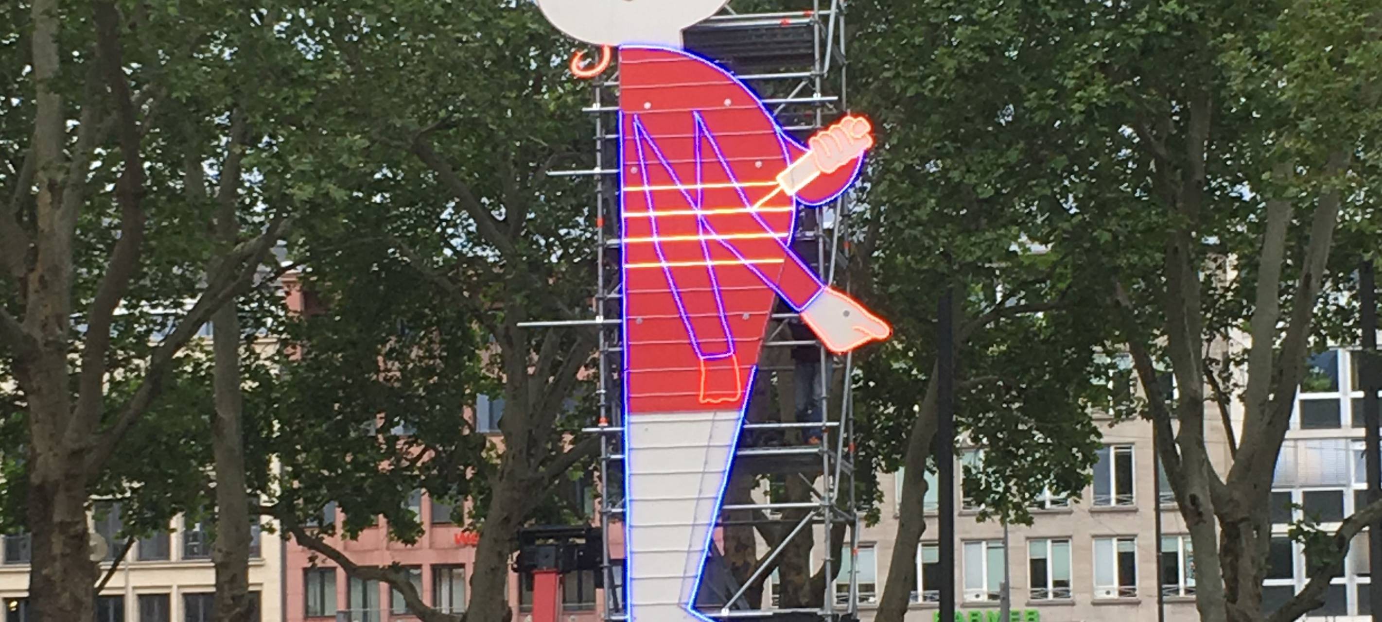 Aufregung über Figur mit Spritze am Neumarkt