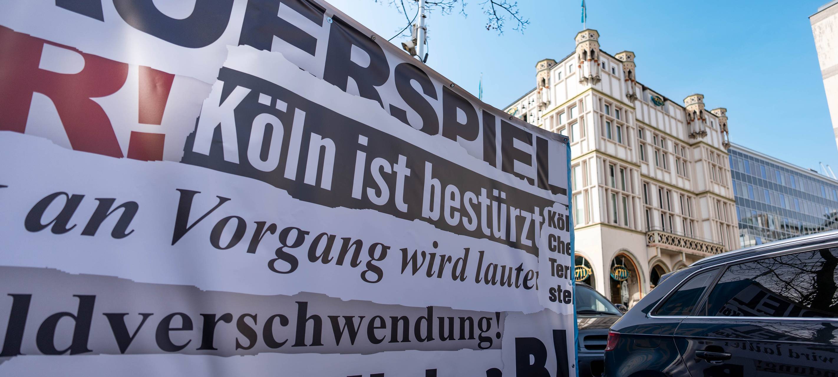 Kölner Oper: Künstler verwandeln „Frustzaun“ in Kunstwerk