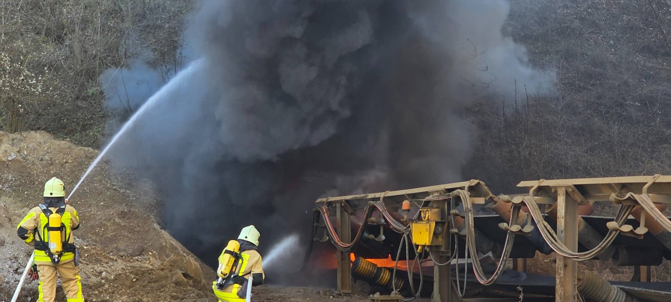 Brand in Bergbaubetrieb: Rauchsäule in Bedburg zu sehen