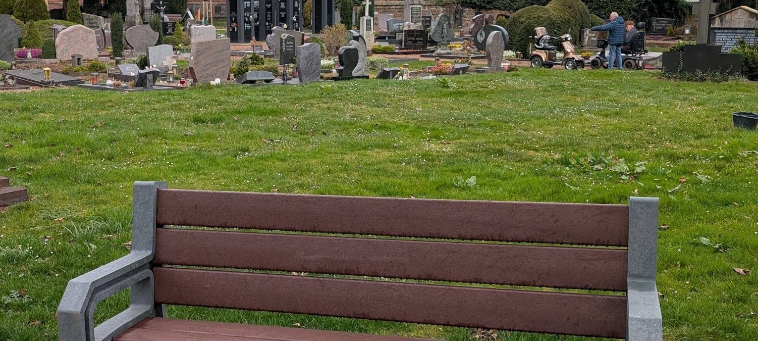 Bedburg: Neue Bänke auf Friedhöfen