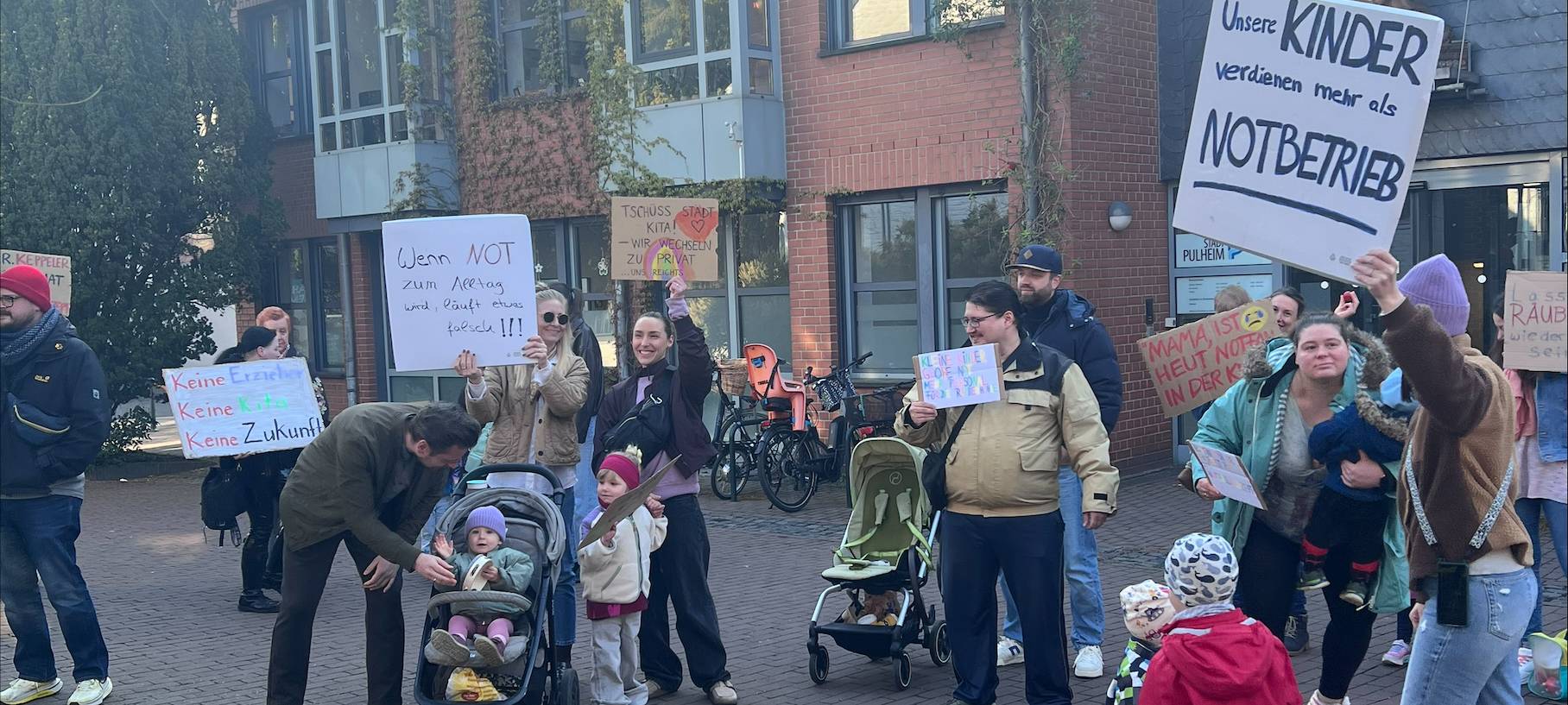 Pulheim: Protest vor Rathaus wegen Kita