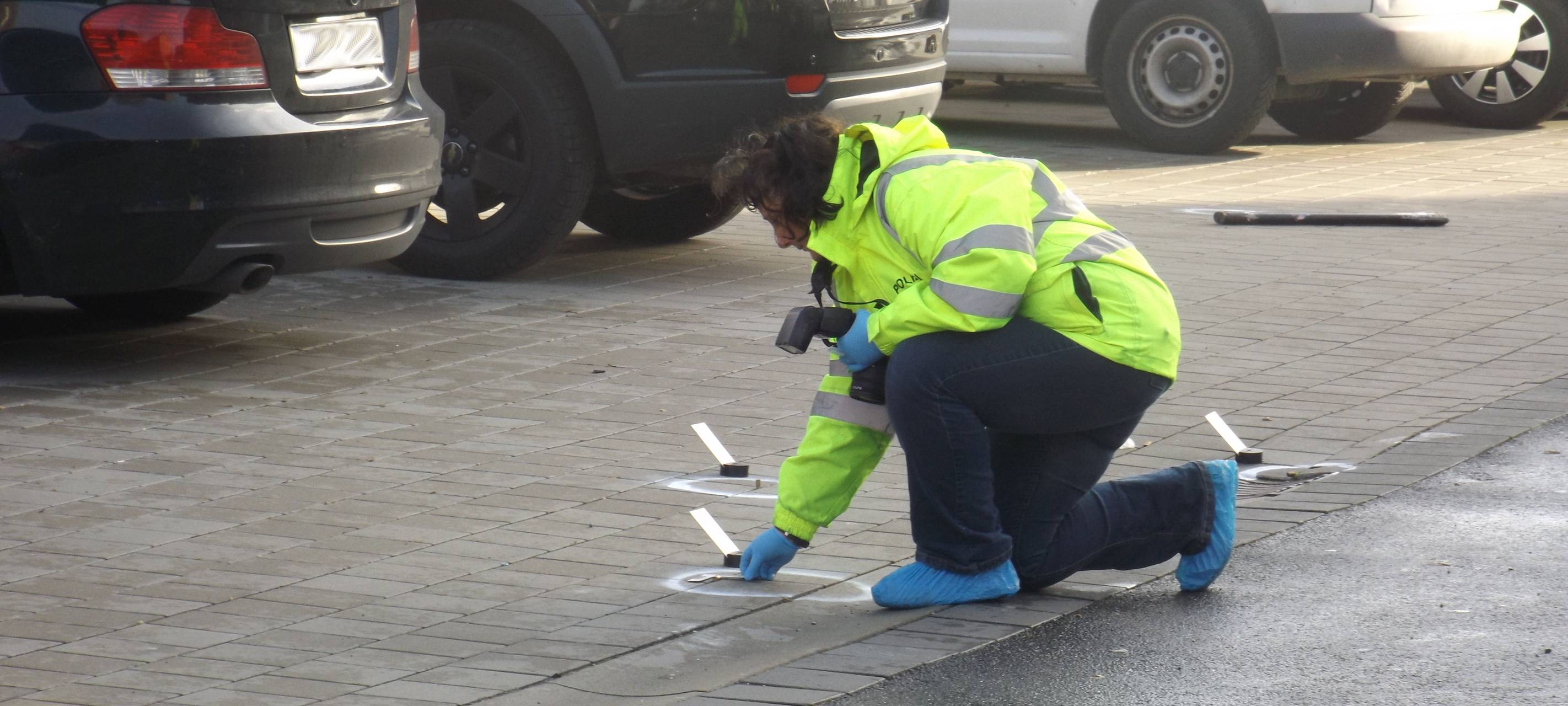 Köln: Radfahrerin unter Laster eingeklemmt