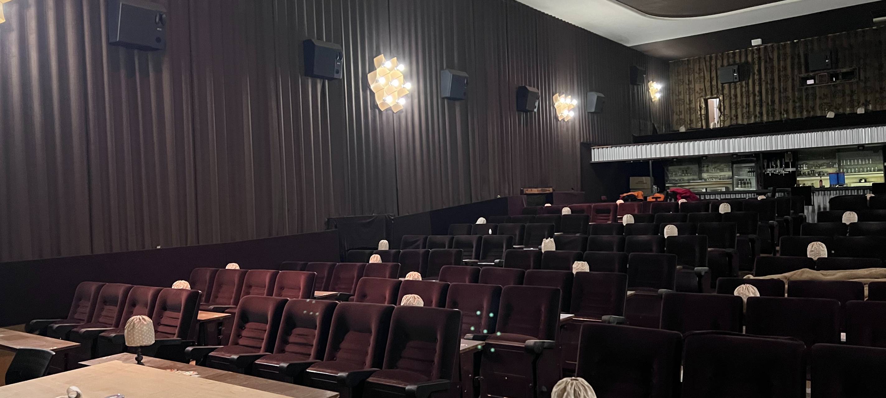Elsdorf: Sprengstoff-Spürhunde trainieren im alten Kino