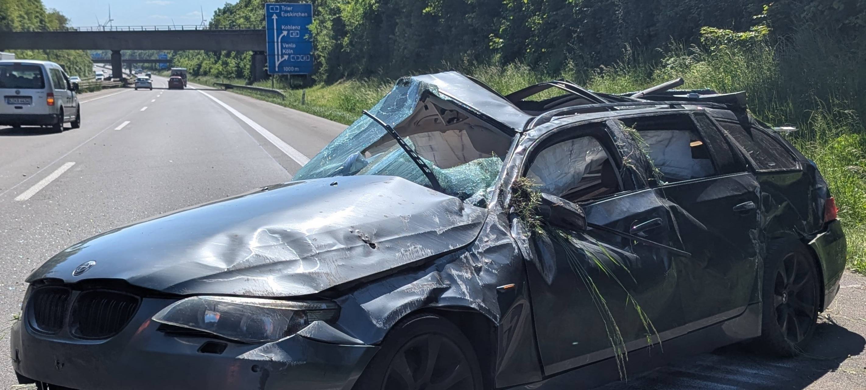 Nach Unfall auf A553: Polizei sucht SUV-Gespann