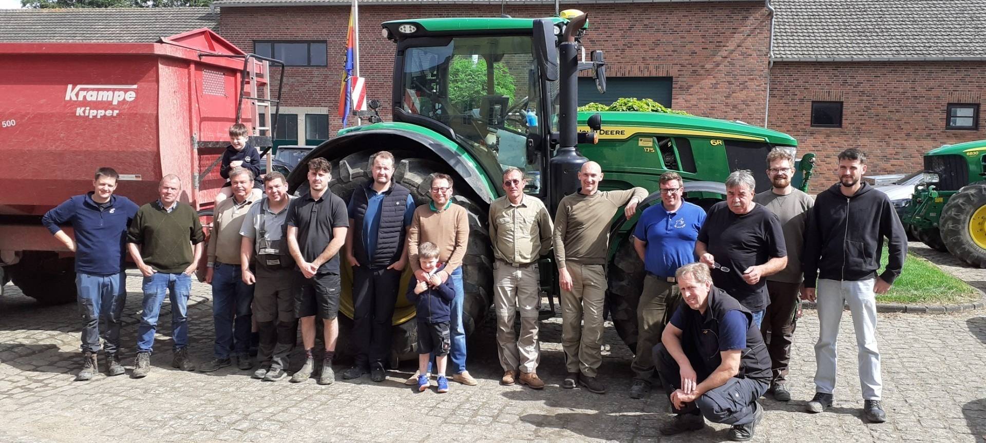 Elsdorfer Landwirte reparieren Feldwege