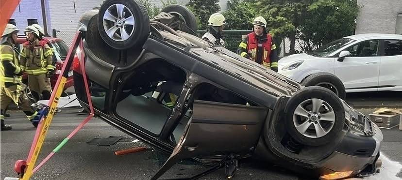 Schaulustige bei Unfall in Wesseling