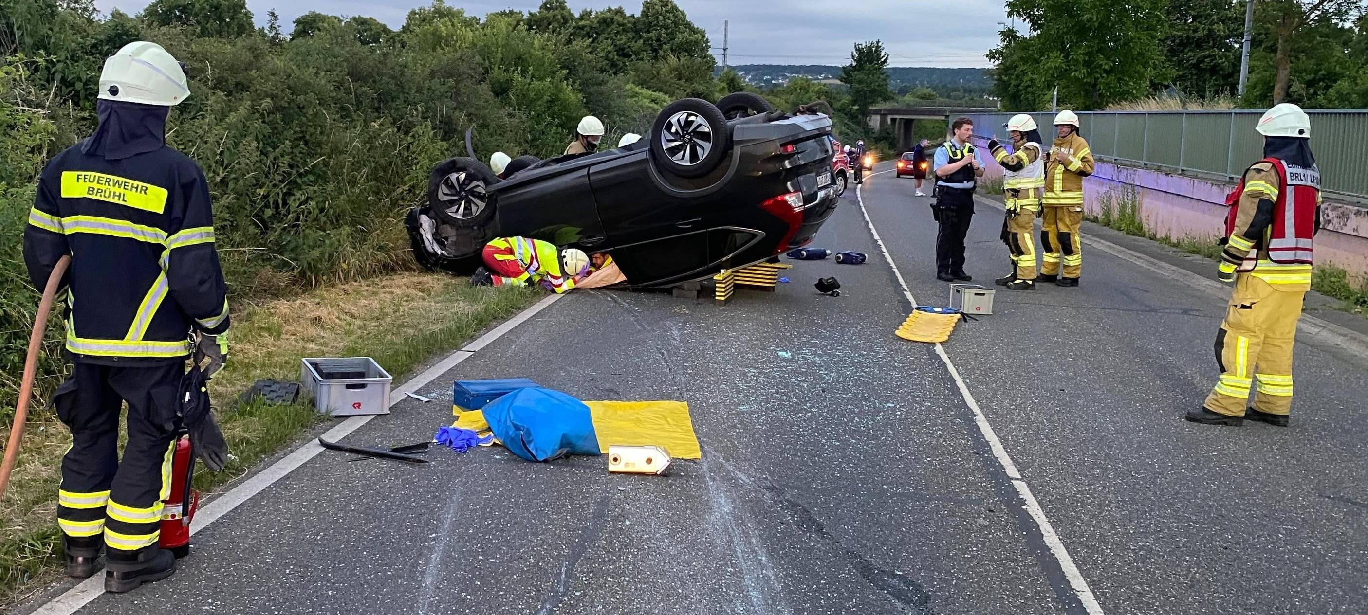 Schwerer Unfall in Brühl: Auto überschlägt sich