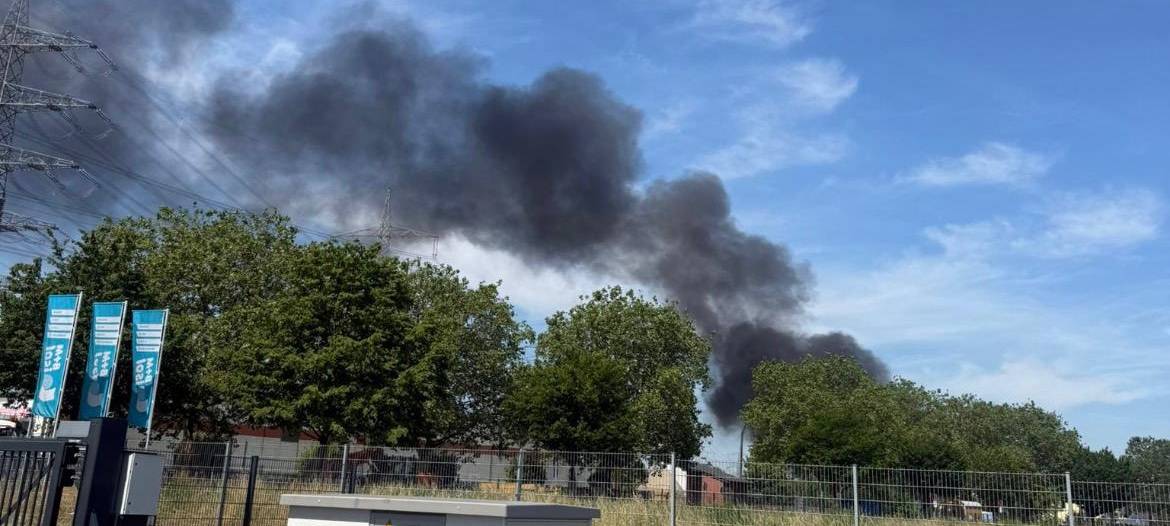 Lagerhallen-Dach brannte: Großeinsatz in Hürth-Efferen