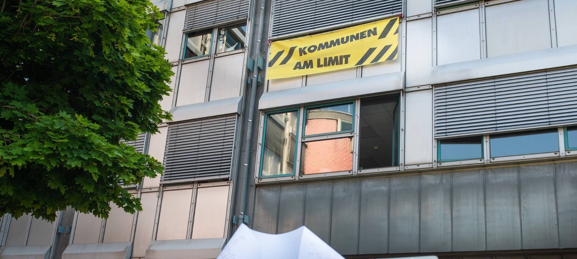 Protestbanner am Hürther Rathaus