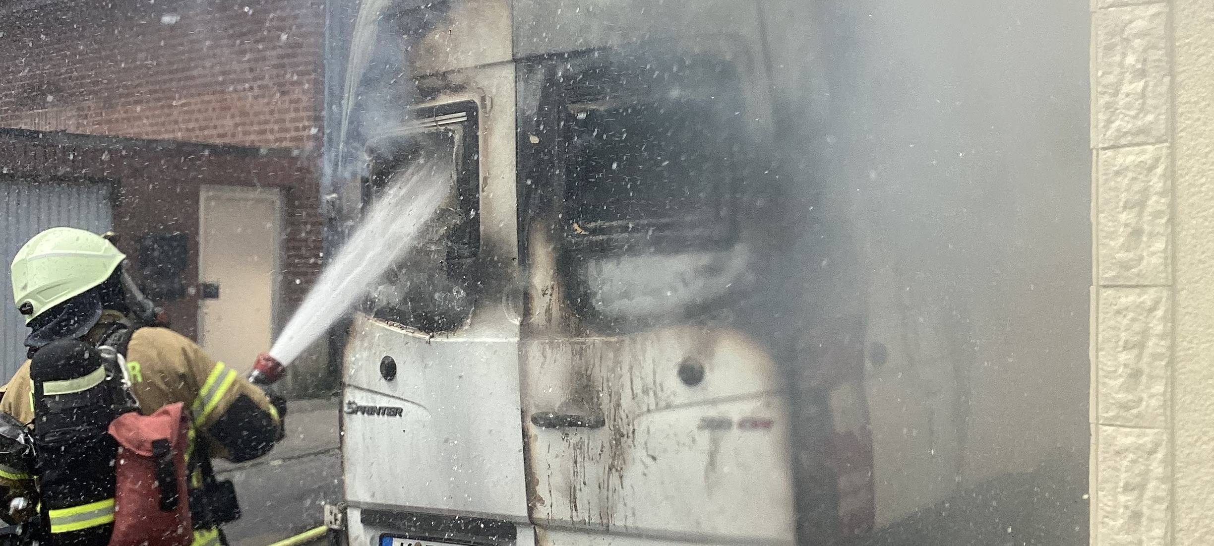 Transporterbrand in Brühl-Heide: Haus knapp gerettet