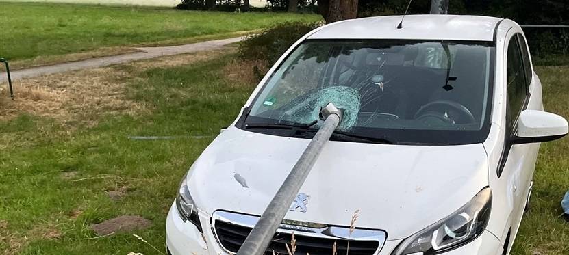 Unfall in Köln: Auto von Eisenstange durchbohrt