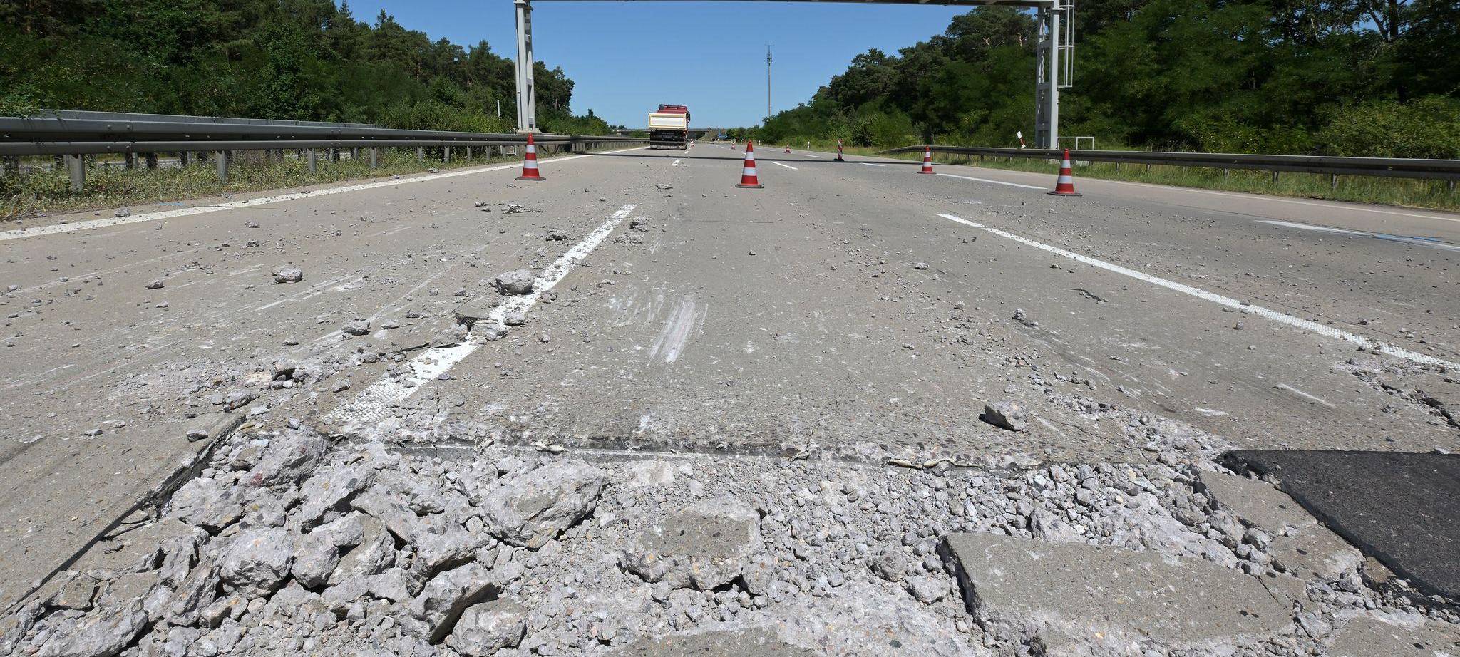 Hitze in Deutschland - Straßenschäden A2 in Brandenburg