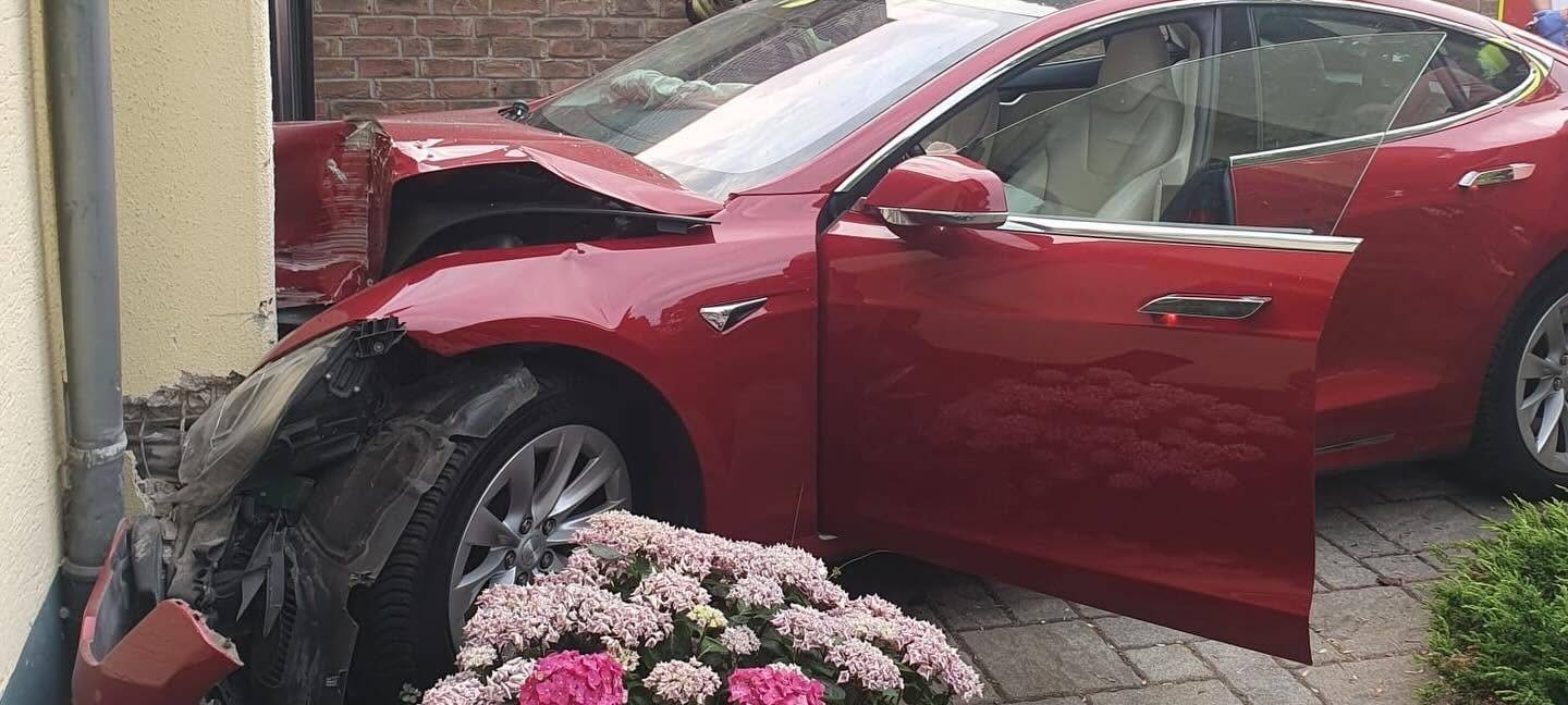 E-Auto kracht in Pulheim-Geyen gegen Garagenwand