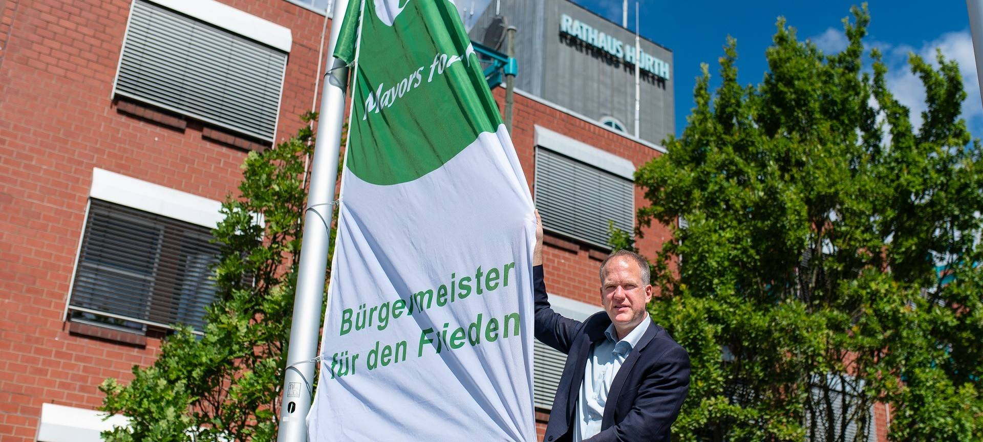 Friedensflaggen wehen im Rhein-Erft-Kreis