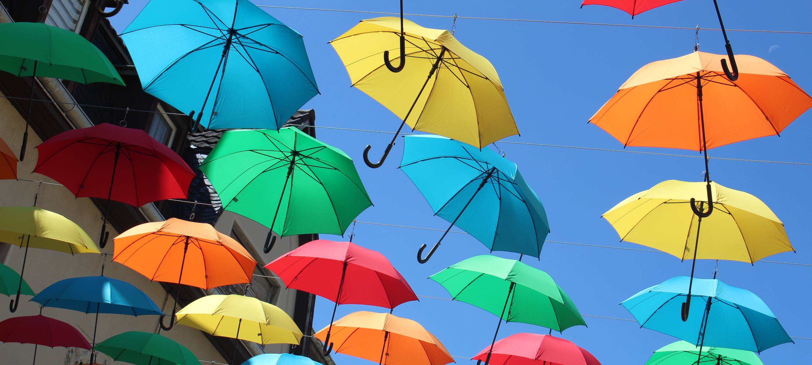 Bunte Schirme über der Wesselinger City