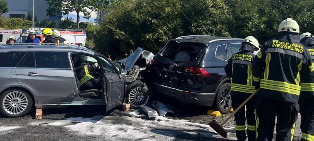 Wesseling: Zwei Autos stießen frontal zusammen