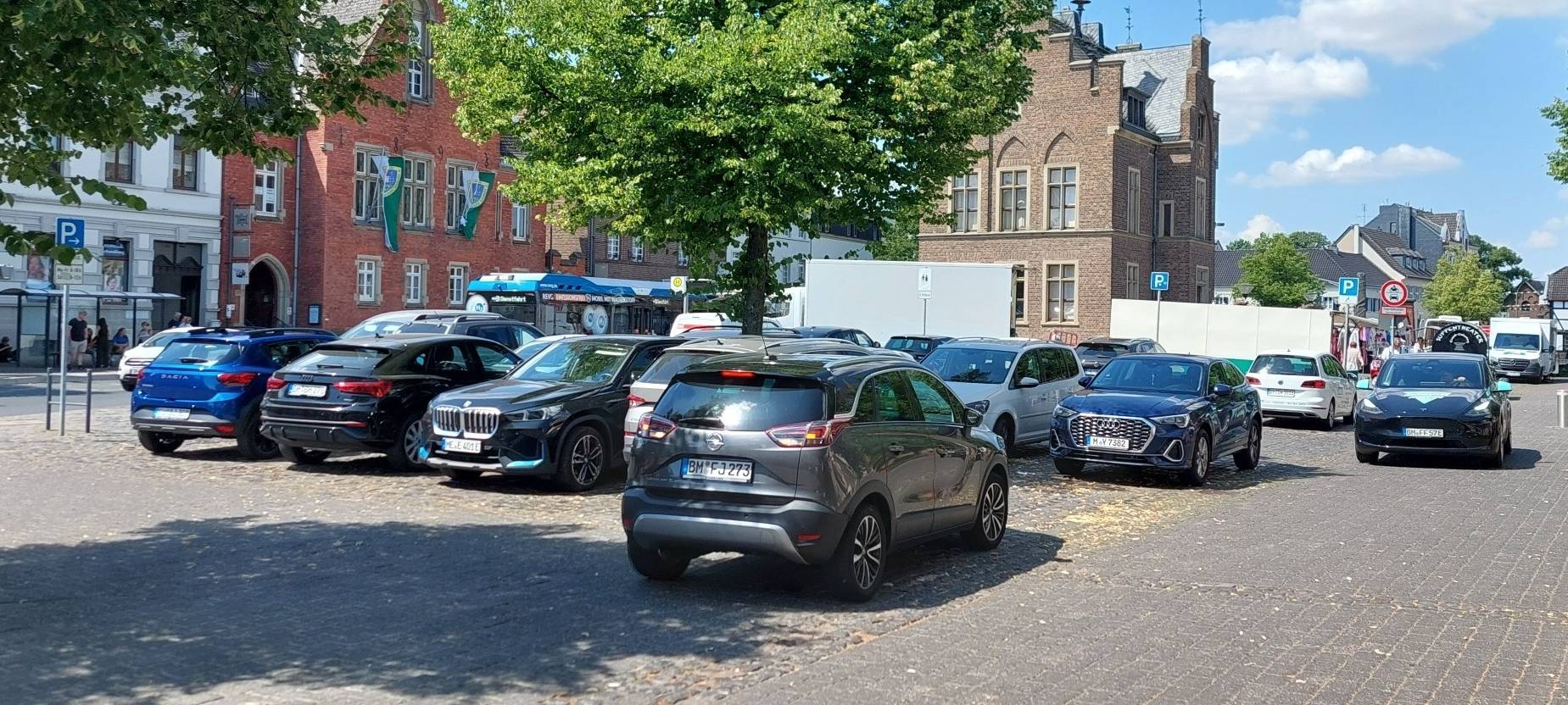 Erftstadt: Arzt-Parkplätze müssen weg