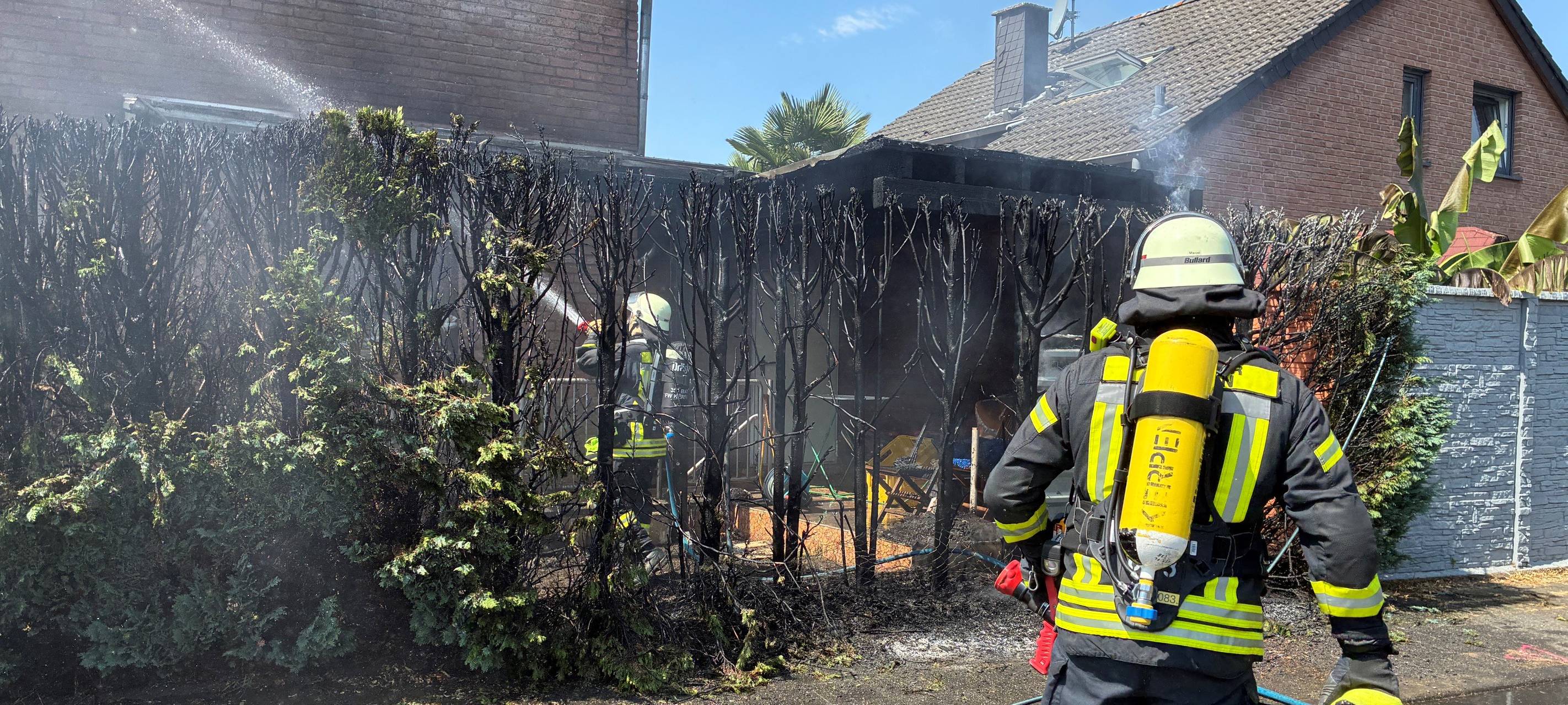 Heckenbrand in Sindorf: Feuerwehr schützt Wohnhaus
