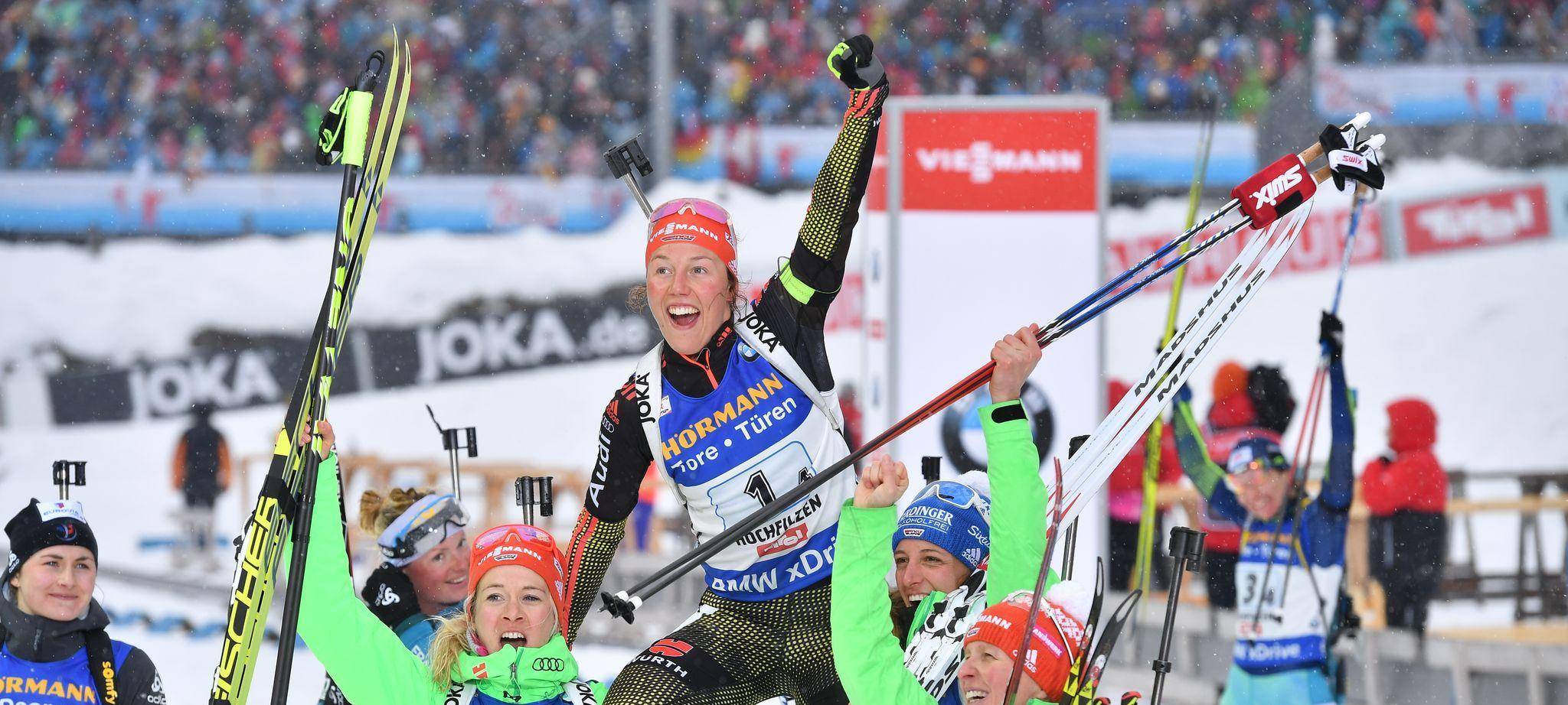 Maren Hammerschmidt (l) und Laura Dahlmeier (M)