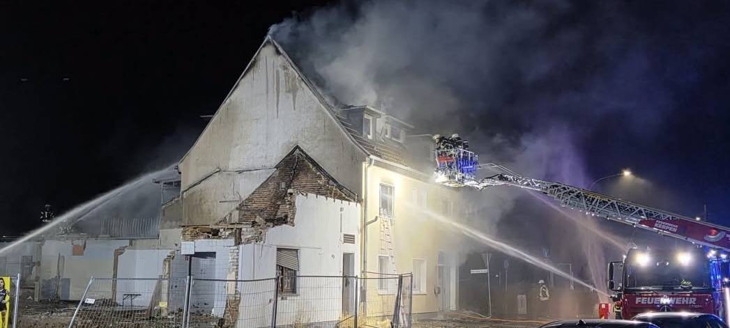 Kerpen: Leerstehendes Gebäude in Vollbrand