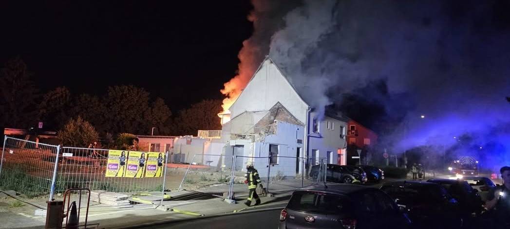 Kerpen: Leerstehendes Gebäude in Vollbrand