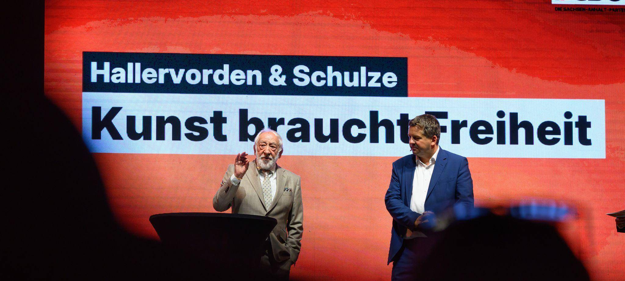 Hallervorden und Schulze unterhalten sich in Halle