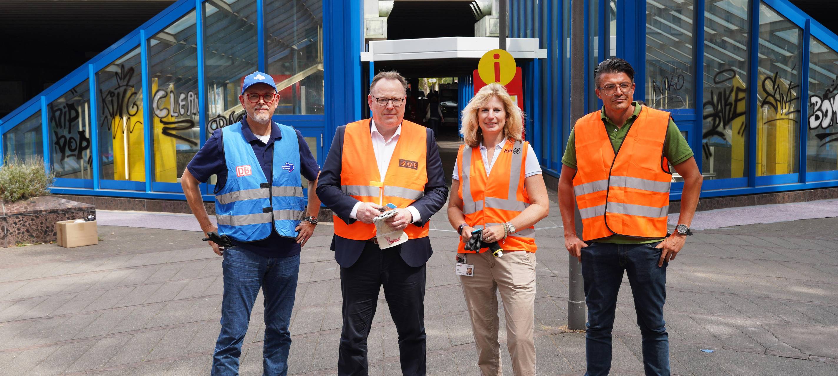 Große Putzaktion an Haltestelle Köln-Hansaring