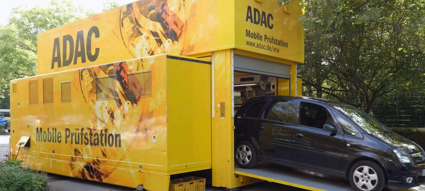 Bedburg: ADAC prüft Verkehrssicherheit von Autos in Kaster