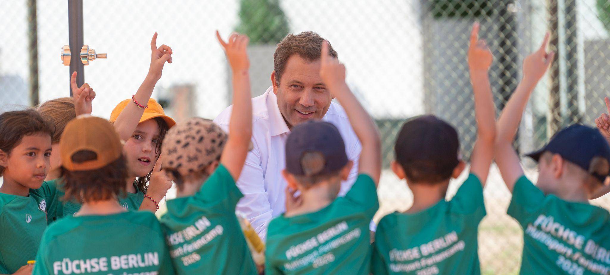 Bundesfinanzminister besucht Sportverein