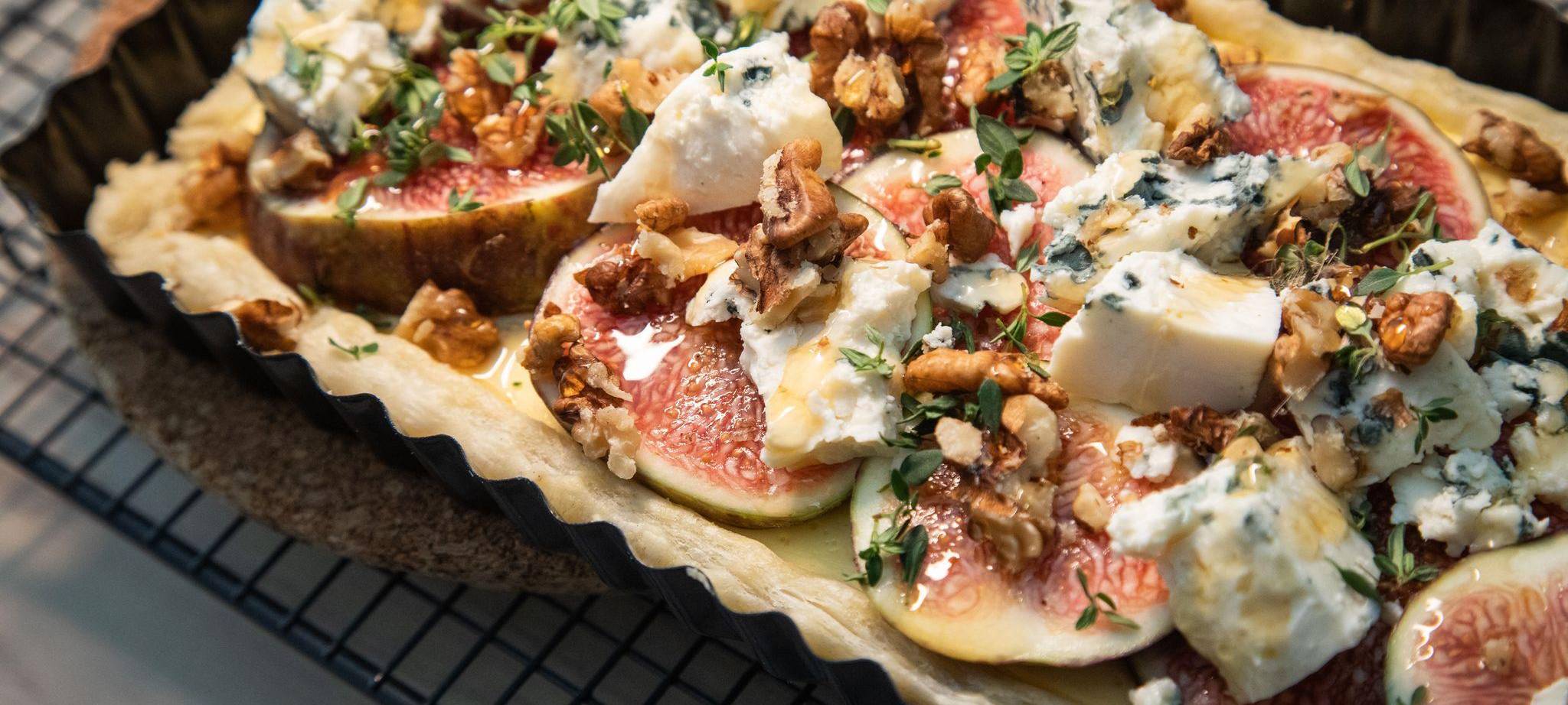 Feigentarte mit Gorgonzola, Walnüssen, Thymian und Honig