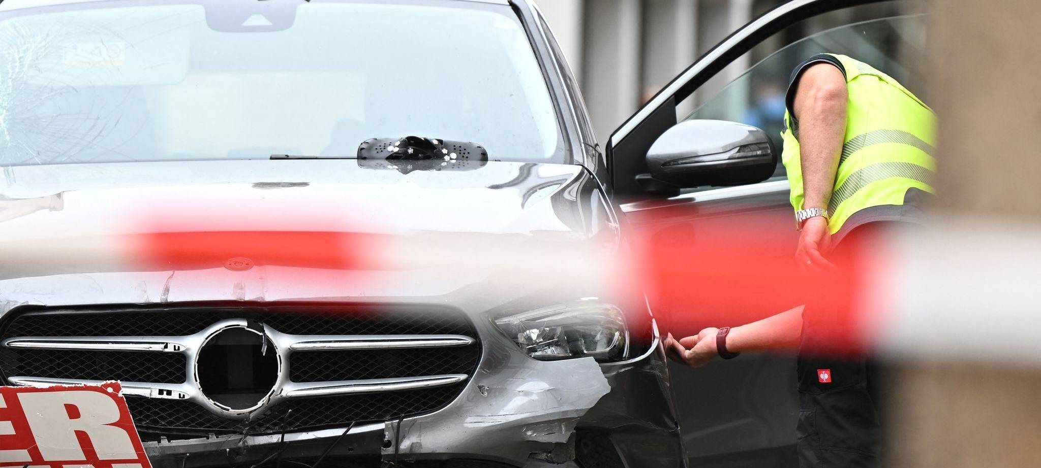 Auto rast durch Fußgängerzone