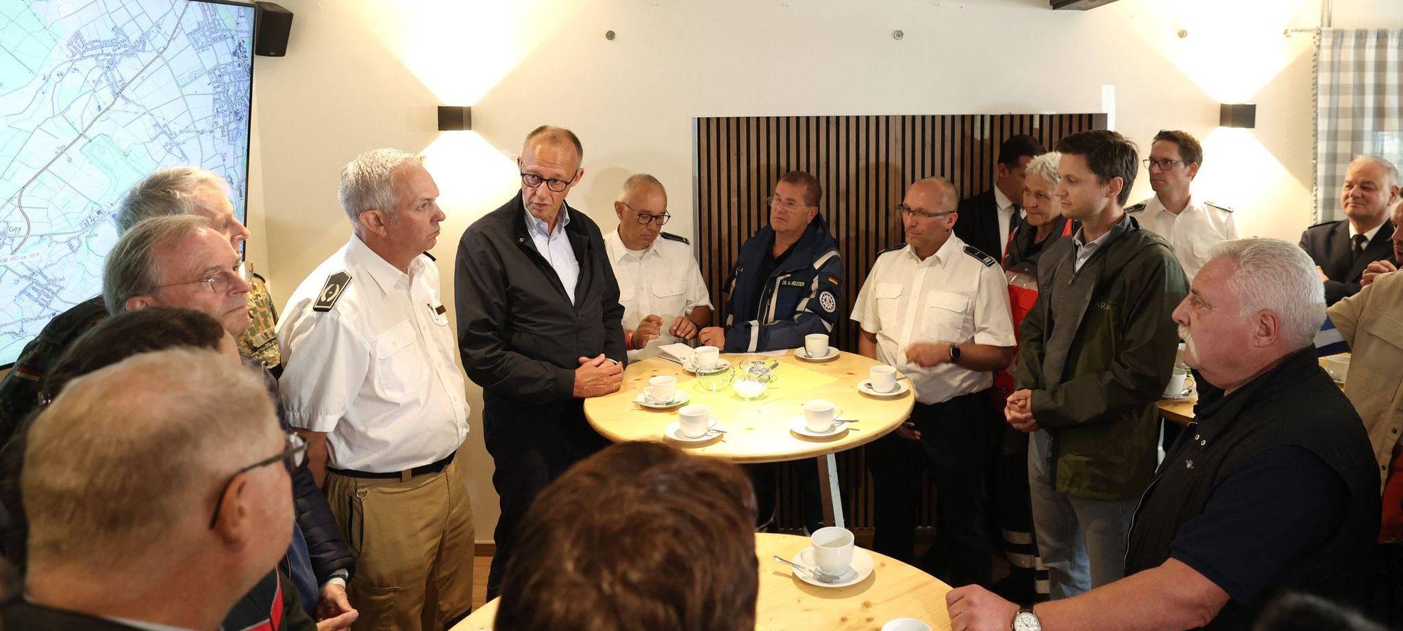 Bundeskanzler Merz besucht Waldbrandgebiet in Hürtgenwald