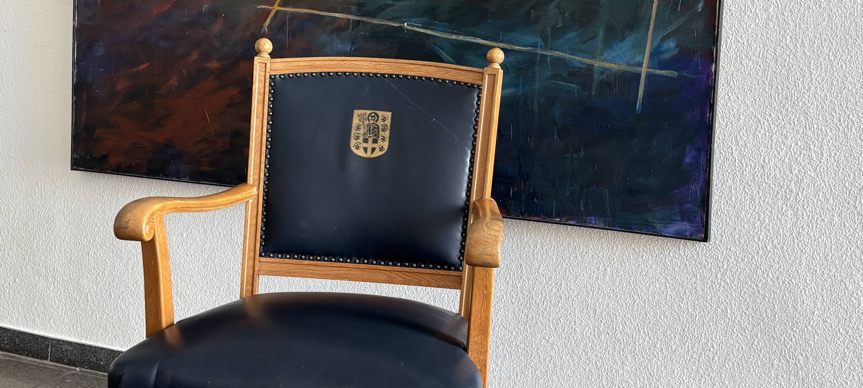 Brühl verkauft historische Ratssaalstühle