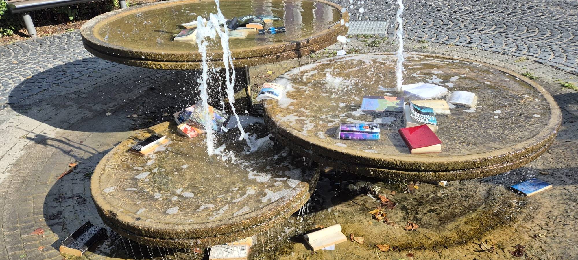 Erftstadt-Lechenich: Vandalismus am Bücherschrank