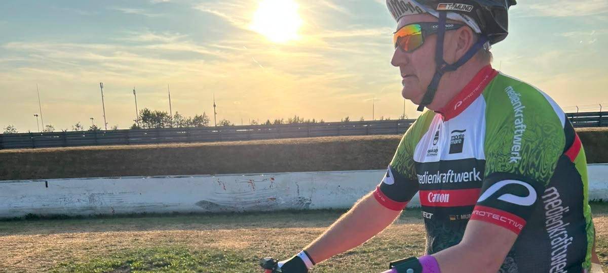 Thomas Mund aus Kerpen fährt nach einem Schlaganfall mit einem speziellen Renn-Dreirad wieder Radrennen.