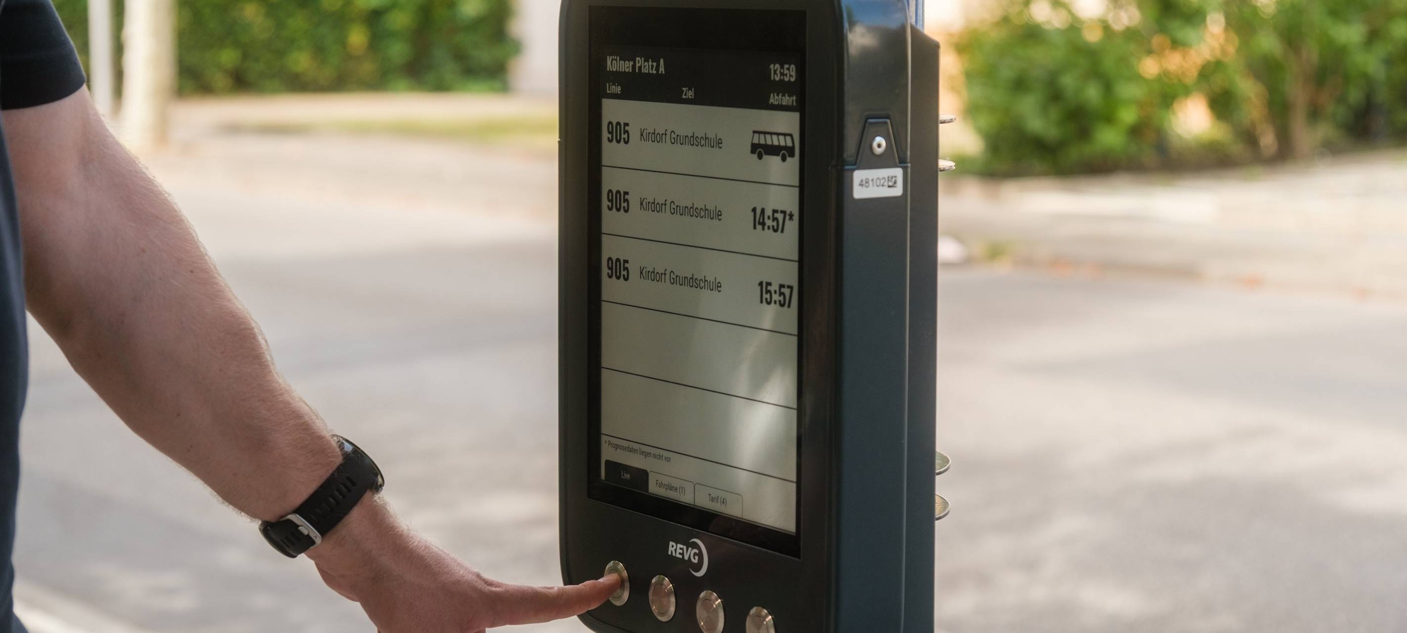 Bedburg: Digitale Anzeigen an Bushaltestellen